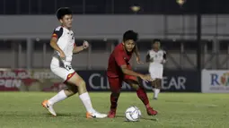 Striker Timnas Indonesia U-16, Ahmad Athallah, berebut bola dengan pemain Brunei Darussalam pada laga babak Kualifikasi Piala AFC U-16 2020 di Stadion Madya, Jakarta, Jumat (20/9). Indonesia menang 8-0 atas Brunei. (Bola.com/Yoppy Renato)