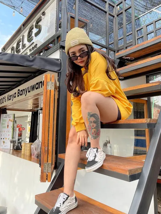 Gaya modis Syahiba Saufa memang tak perlu diragukan lagi. Tak hanya modis, ia selalu kekinian. Kali ini, ibu satu anak tersebut tampil keren dengan sweater dan topi beanie. (Liputan6.com/IG/@syahiba_saufa)