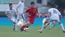 Pemain Korea Utara, Jon Se Gye berusaha melewati adangan pemain Uzbekistan pada laga PSSI Anniversary Cu 2018 di Stadion Pakansari, Bogor, (26/4/2018). Uzbekistan bermain imbang 2-2. (Bola.com/Nick Hanoatubun)