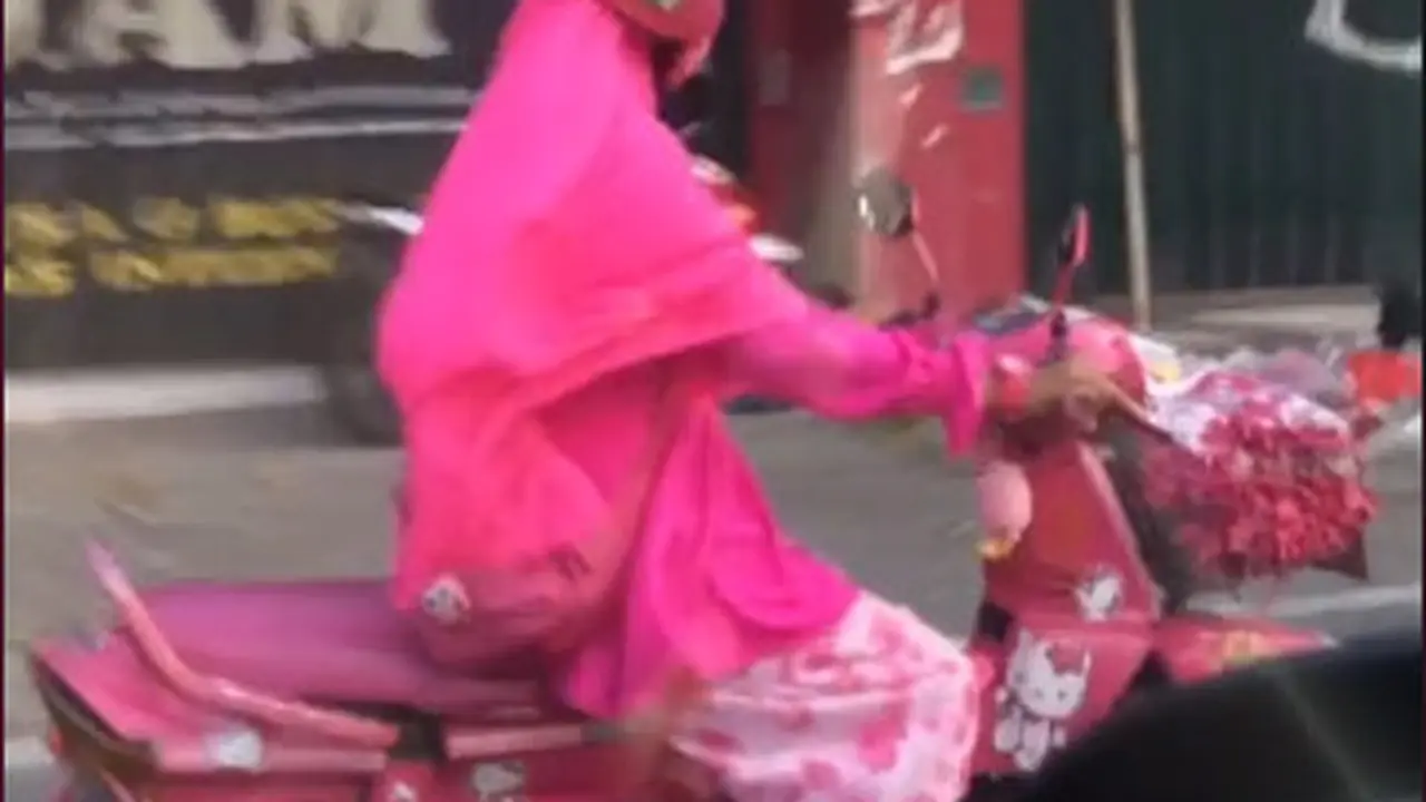 Viral Emak-Emak Naik Motor Serba Pink, Aksinya Curi Perhatian