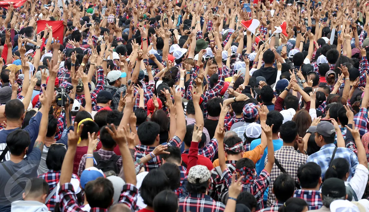 Para pendukung Ahok - Djarot berjoget saat menghadiri konser gue 2 di Jakarta, Sabtu (4/2). Sejumlah musisi papan atas Indonesia mendukung pasangan calon nomer 2 Ahok - Djarot pada Pilkada DKI Jakarta. (Liputan6.com/Johan Tallo)