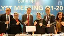 Dirut Bank BJB Ahmad Irfan (ketiga kiri) bersama jajaran Direksi saat analyst meeting triwulan I di Jakarta, Jumat (20/4). BJB berhasil mencatat total aset Rp110,8 trilliun di awal tahun 2018 atau tumbuh 13 persen year on year. (Liputan6.com)