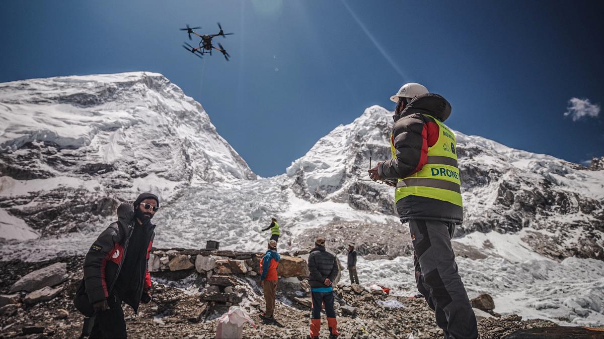 300 Kg Sampah di Puncak Gunung Everest Akhirnya Diangkut Pakai Drone Seharga Rp329 Juta