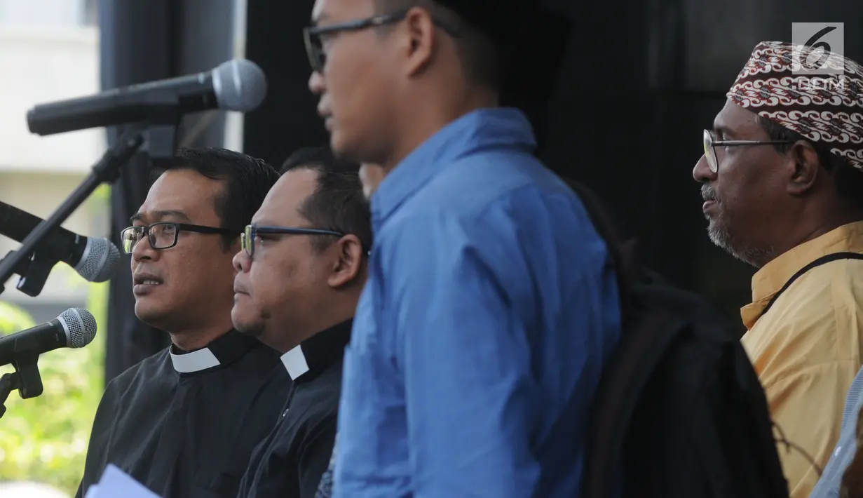Tokoh lintas agama menggelar konferensi pers di Gedung KPK, Jakarta, Selasa (10/9/2019). Pemuka agama dari perwakilan agama Islam, Kristen, Hindu, Budha, dan Konghucu itu mendesak Presiden Jokowi agar menggagalkan upaya pelemahan lembaga antirasuah lewat revisi UU KPK. (merdeka.com/Dwi Narwoko)