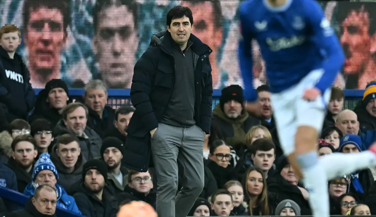 Pelatih Everton, Andoni Iraola memberikan instruksi dalam laga lanjutan Piala FA 2024/2025 melawan Bournemouth di Goodison Park, Liverpool, Inggris, Minggu (09/02/2025) WIB. (AFP/Paul Ellis)