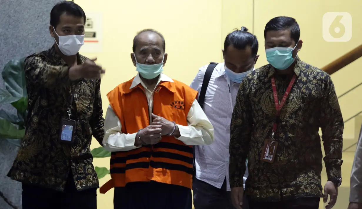 Gubernur Riau 2014-2019 Annas Maamun (kedua kiri) sesaat sebelum rilis penahanan di Gedung KPK, Jakarta, Rabu (30/3/2022). KPK resmi menahan Annas Maamun atas dugaan menyuap Ketua DPRD Riau 2009-2014, Johar Firdaus terkait pergeseran dan perubahan anggaran proyek. (Liputan6.com/Helmi Fithriansyah)