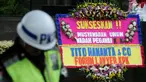 Seorang satpam berdiri dekat karangan bunga ucapan Musyawarah Umum Wadah Pegawai (WP) KPK dari Forum Lawyer KPK dan Tito Hananta di depan Gedung KPK, Jakarta, Kamis (3/5). Musyawarah dihadiri penyidik senior KPK Novel Baswedan. (Merdeka.com/Dwi Narwoko)