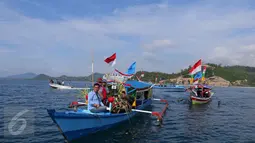 Wisatawan asik menikmati perahu hias saat festival gunung krakatau 2016 di Lampung, Sabtu (27/8). Festival ini merupakan agenda pariwisata tahunan Provinsi Lampung yang sudah berlangsung sejak 1991. (Liputan6.com/Angga Yuniar)