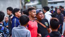 Pemain Arema FC, Gabriel SIlva, setelah menjalani latihan di hari pertama puasa, Kamis (19/2/2026). Mereka menjalani latihan di Lapangan DREAMS, Kabupaten Malang. (Bola.com/Iwan Setiawan)