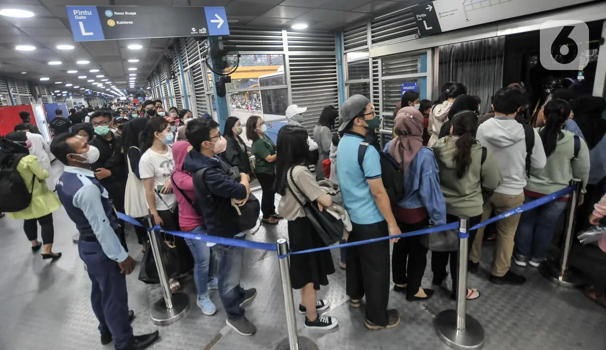 <p>Calon penumpang bus Transjakarta antre untuk menaiki bus di Halte Harmoni, Jakarta, Selasa (10/5/2022). Penumpang bus Transjakarta kembali padat usai warga kembali beraktivitas pascalibur Lebaran. (merdeka.com/Iqbal S. Nugroho)</p>