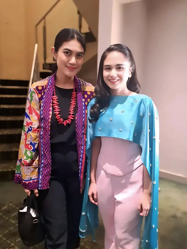 Beda Gaya ala Mertua dan Menantu Wulan Guritno dan Tissa Biani Kenakan Korset di Premiere Film Terbaru