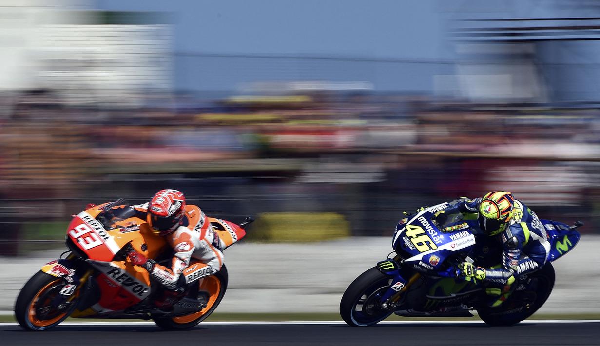 Giliran Marquez yang membuat kontroversi di MotoGP Australia 2015 yang berlangsung di Phillipe Island. The Baby Alien diduga memperlambat motornya untuk memberi ruang kepada Jorge Lorenzo yang tengah bersaing dengan Rossi memperebutkan Gelar Juara Dunia MotoGP 2015. (AFP/Saeed Khan)