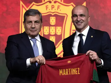 Presiden Federasi sepak bola Portugal, Fernando Soares Gomes da Silva (kiri) resmi memperkenalkan Roberto Martinez sebagai pelatih baru mereka, Senin (9/1/2023) usai Timnas Portugal gagal berprestasi di Piala Dunia 2022 kemarin. (AFP/Carlos Costa)