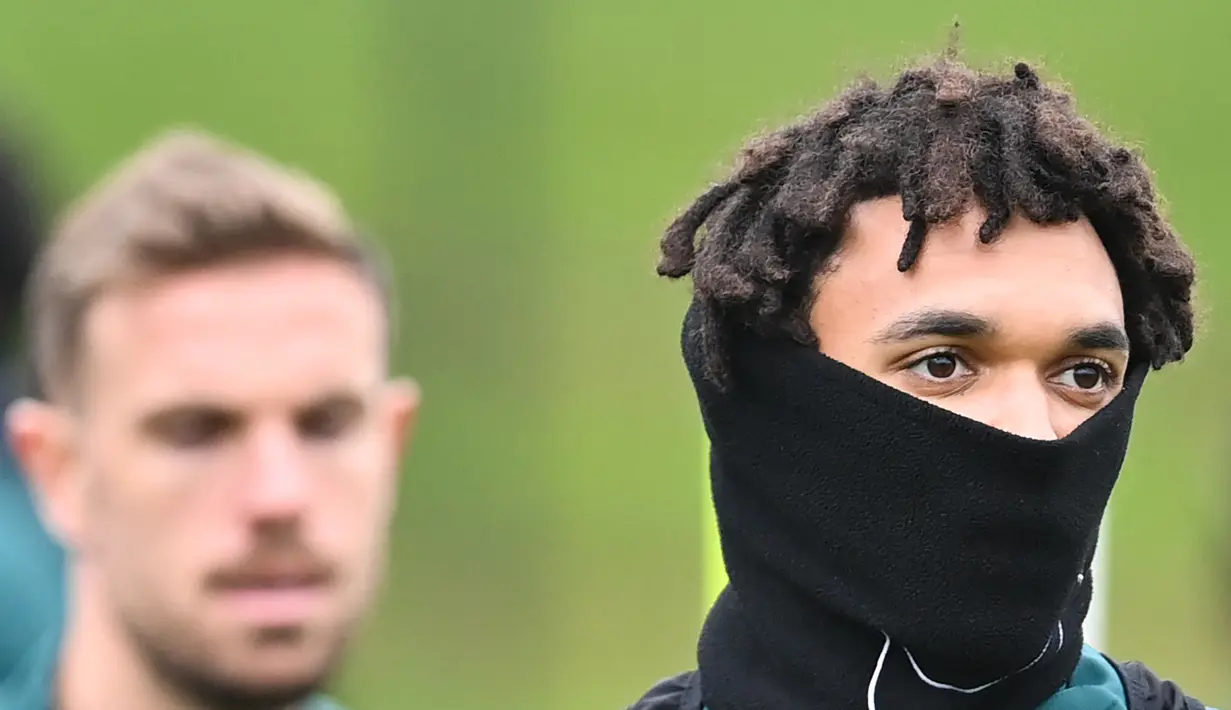 Bek Liverpool, Trent Alexander-Arnold mengambil bagian dalam sesi latihan di tempat latihan Liverpool FC di Liverpool, Inggris (4/4/2022). Liverpool akan bertanding melawan Benfica pada leg pertama perempat final Liga Champions di Estadio Da Luz, Portugal. (AFP/Paul Ellis)