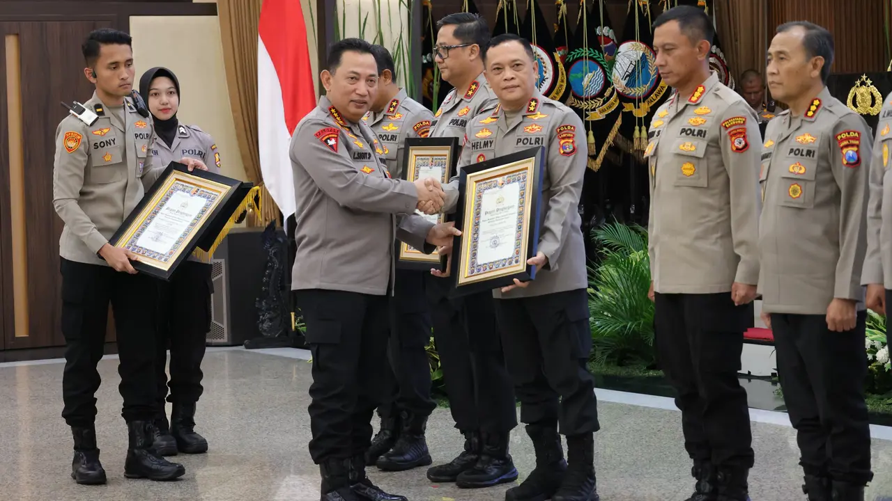 Kapolri Jenderal Listyo Sigit Prabowo memberikan penghargaan Indikator Kinerja Pelaksanaan Anggaran ke Kapolda Lampung, Irjen Pol Helmy Santika yang meraih peringkat ke tiga. Foto : (Istimewa).
