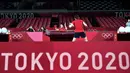 Pemain tenis meja Amerika Serikat Lily Zhang (tengah) mengembalikan bola kepada rekan setimnya saat sesi latihan jelang Olimpiade Tokyo 2020 di Tokyo Metropolitan Gymnasium, Tokyo, Jepang, Rabu (21/7/2021). Olimpiade Tokyo 2020 akan dibuka pada 23 Juli 2021. (Jung Yeon-je/AFP)
