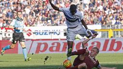 Pemain Inter Milan Geoffrey Kondogbia menghidar dari sapuan pemain Torino Kamil Glik pada lanjutan Liga Italia Serie A di Stadion Olympic, Turin, MInggu (8/11/2015) WIB. (REUTERS/Giampiero Sposito) 