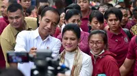 Presiden Joko Widodo ditemani Ibu Negara Iriana berswafoto dengan warga saat meninjau rencana revitalisasi Pasar Sukawati di Gianyar, Bali, Jumat (14/6/2019). Jokowi melihat rencana proyek revitalisasi Pasar Sukawati sekaligus berinteraksi dengan pedagang. (Liputan6.com/Pool/Biro Pers Setpres)