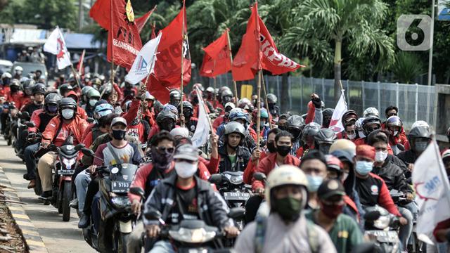 FOTO: Aksi Ratusan Buruh Jakarta Tolak UU Cipta Kerja