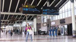 Seorang wanita melintas di area Terminal 1 Bandara Soekarno-Hatta, Tangerang, Banten, Jumat (1/4). Per 1 April 2022, PT Angkasa Pura II (Persero) mengaktifkan kembali Terminal 1 Bandara Soekarno Hatta untuk melayani keberangkatan dan kedatangan penumpang pesawat rute domestik. (Liputan6.com/Angga Yu
