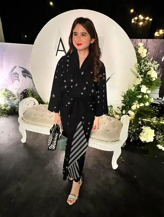 Tissa Biani mengenakan kebaya modern warna hitam dipadukan kain serasi sebagai bawahan. [@tissabiani]