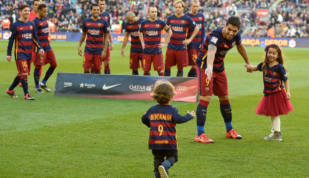 Luis Suarez bersama anak-anaknya jelang melawan Real Sociedad dalam lanjutan La Liga Spanyol di Stadion Camp Nou, Barcelona, (28/11/2015). (AFP Photo/Lluis Gene)