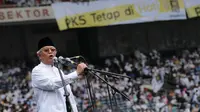 Hilmi Aminuddin (Ketua Majelis Syuro PKS) juga ikut memberikan orasi politiknya saat Kampanye Akbar PKS di Stadion GBK Jakarta