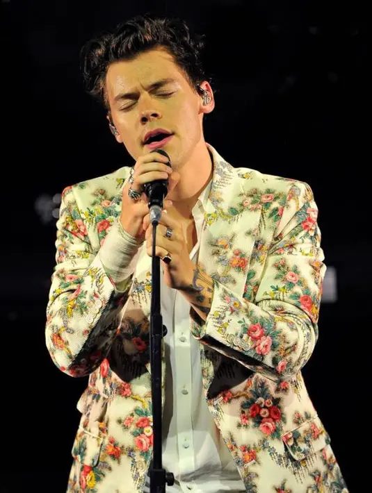 Jas mootif bunga-bunga dan rambut pendek pun tak mengurangi ketampanan Harry Styles ya, girls! (Steve Jennings/Getty Images for Sony Music)