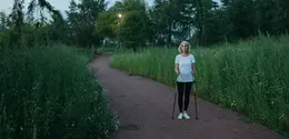 Silent walking memiliki kemiripan dengan mindful walking atau meditasi berjalan yang diketahui dapat membantu meredakan stres dan mengurangi kecemasan. (Foto/dok: Pexels/Anastasia Shuraeva)