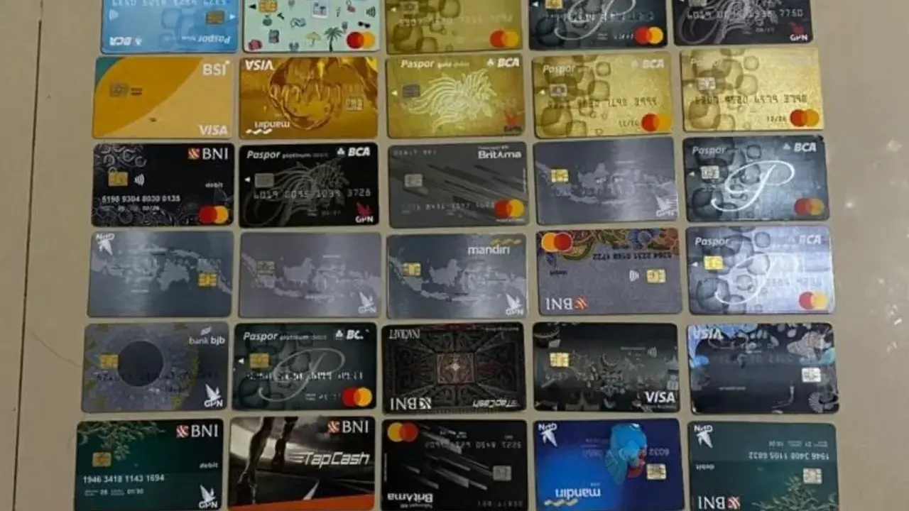 Barang bukti dari sindikat pencurian dengan modus ganjal ATM. (Dok. Antara)