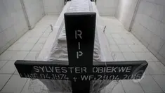 Jenazah terpidana mati asal Nigeria, Sylvester Obiekwe tiba di rumah duka RS PGI Cikini, Jakarta, Rabu (29/4/2015). Kejaksaan Agung telah mengeksekusi mati Sylvester dan tujuh terpidana kasus narkoba lainnya dini hari tadi. (Liputan6.com/Faizal Fanani)