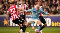 Aksi striker Manchester City, Erling Haaland (kedua dari kanan), di laga lawan Brentford di pekan ke tujuh Liga Inggris 2025/2026 di Gtech Community Stadium, Minggu (05/10/2025). (AP Photo/Alastair Grant)
