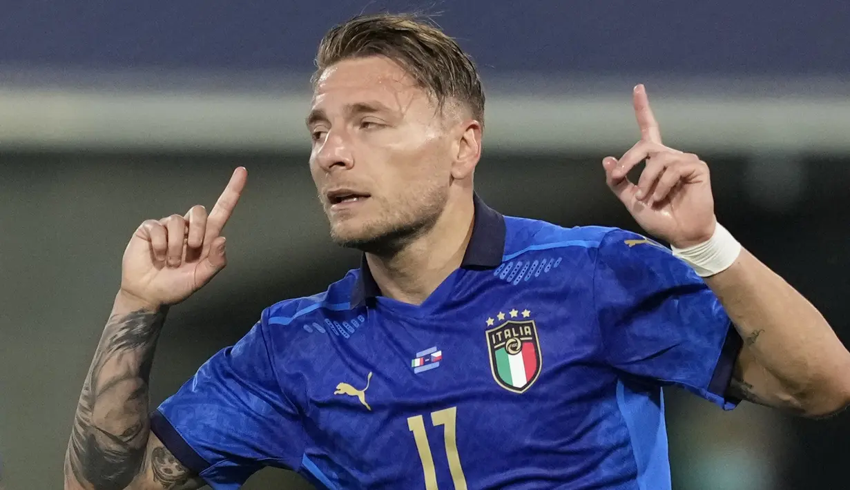 Ciro Immobile - Striker Lazio ini adalah peraih tiga kali gelar top skor Serie A dan Sepatu Emas Eropa musim 2019/2020. Kehadiran Immobile di lini depan membuat Italia kini semakin garang dan tajam. (AP/Antonio Calanni)