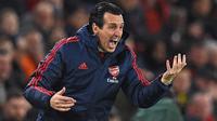 Pelatih Arsenal, Unai Emery, memberikan instruksi saat melawan Sheffield United pada laga Premier League di Stadion Bramall Lane, Sheffield, Senin (21/10). Sheffield menang 1-0 atas Arsenal. (AFP/Oli Scarff)