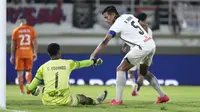 Bek Persija Jakarta, Rizky Ridho mencoba memberikan semangat kepada sang kiper, Carlos Eduardo dalam laga melawan Borneo FC Samarinda di Stadion Segiri, Minggu (4/5/2025). (Dok. Persija).