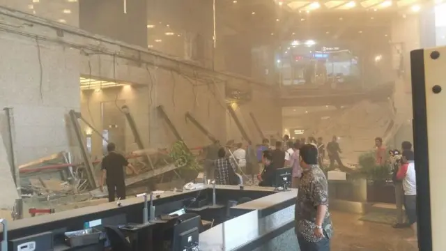 Balkon lantai 1 tower II Bursa Efek Indonesia (BEI) roboh pada Senin (15/1/2018). (Foto: Istimewa)