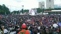 Ribuan orang memadati tempat Konser Gue 2 di Senayan. (Liputan6.com/Johan Tallo)