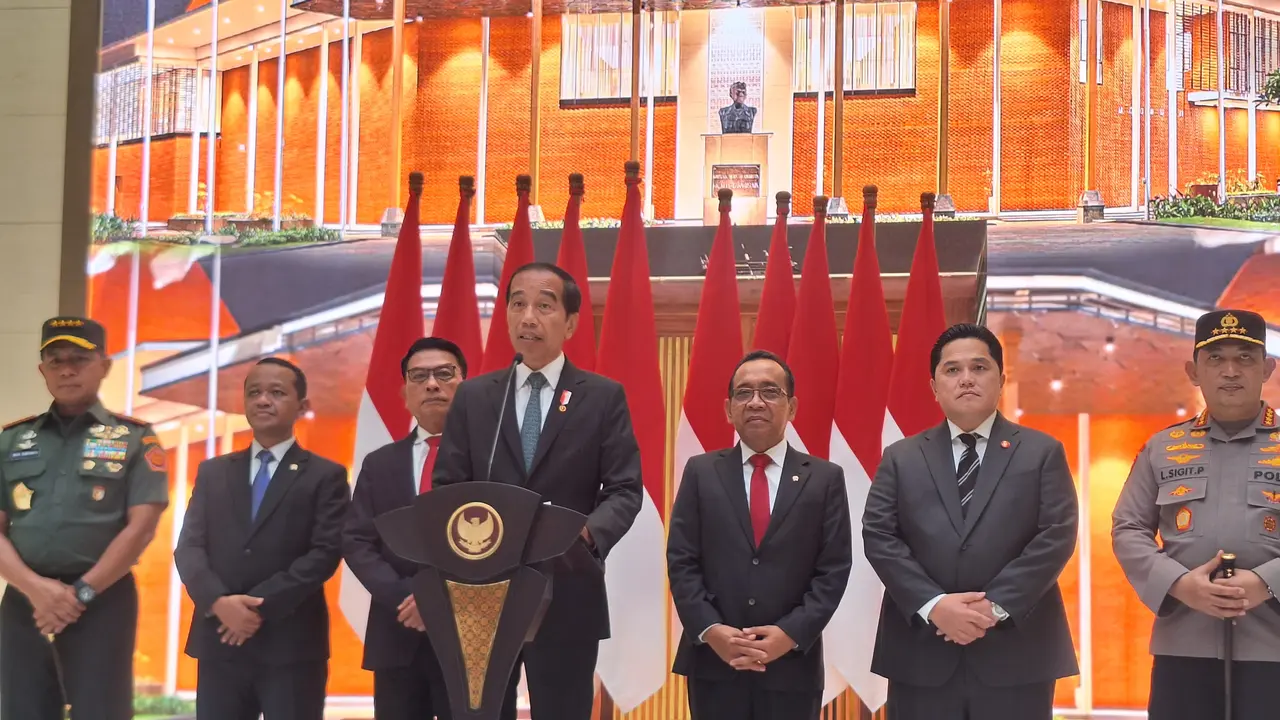 Presiden Jokowi di Pangkalan TNI AU Halim Perdanakusuma, Jakarta Timur, Selasa (9/1/2024). (Liputan6.com/Lizsa Egeham)