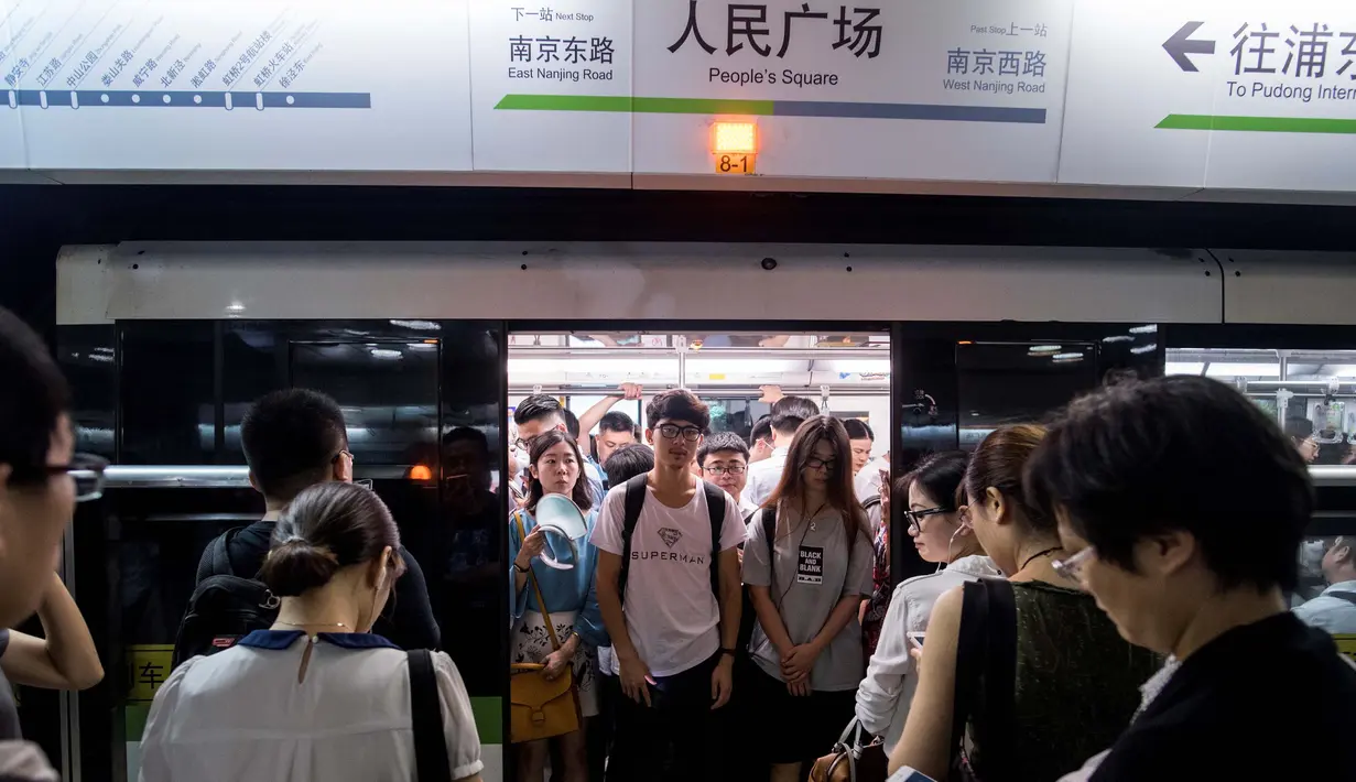 Penumpang menaiki kereta jalur kereta bawah tanah Shanghai (11/7). Jalur kereta bawah tanah Shanghai pertama dibuka pada 1993. (AFP Photo/Johannes Eisele)