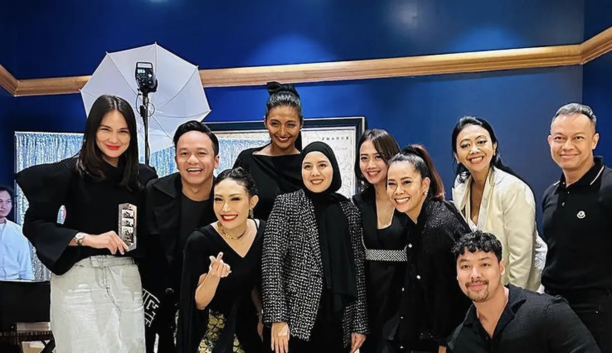 Tities Sapoetra juga hadir mengenakan atasan hitam, mulai dari jaket, celana, dan sneakersnya. [@tya_ariestya]