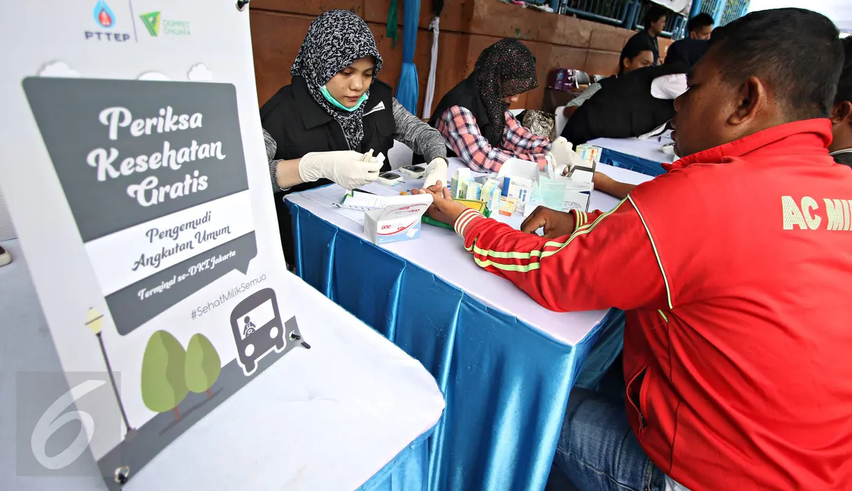 Petugas memeriksa kesehatan sopir angkutan umum saat pemeriksaan kesehatan gratis di Terminal Blok M, Jakarta, Selasa (2/2). Pemeriksaan itu guna memastikan kondisi kesehatan para sopir sebelum menjalankan aktifitasnya. (Liputan6.com/Immanuel Antonius)