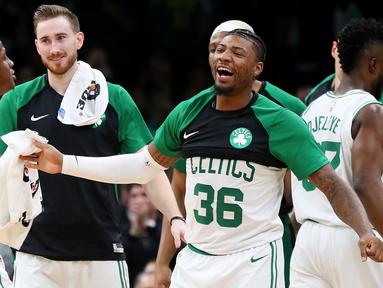 Para pebasket Boston Celtics merayakan kemenangan atas Indiana Pacers pada laga NBA di TD Garden, Boston, Kamis (10/1). Celtics berhasil menang 135-108 atas Pacers. (AP/Maddie Meyer)