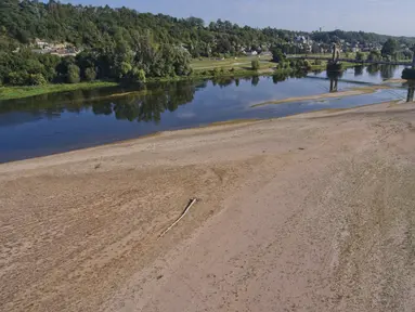 Tepian pasir terlihat di sungai Loire selama kekeringan di Montlouis-sur-Loire, Prancis tengah, pada 21 Agustus 2023.  (AFP/GUILLAUME SOUVANT)
