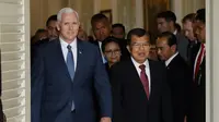 Wakil Presiden Jusuf Kalla saat menyambut Wakil Presiden Amerika Serikat (AS) Michael R. Pence untuk melakukan pertemuan bilateral di Istana Wakil Presiden, Jakarta, Kamis (20/4). (AP Photo/Achmad Ibrahim/Pool)