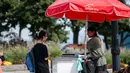 Seorang wanita membeli es krim di Mont-Royal belvedere di Montreal, Quebec, Kanada, pada tanggal 05 Oktober 2023. (ANDREJ IVANOV/AFP)