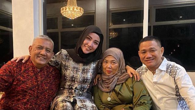 Bella Shofie dan keluarga.  (Instagram/ bellashofie_rigan)