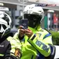 Ilustrasi petugas kepolisian membidik para pelanggar lalu lintas menggunakan ponsel. (YouTube NTMC)