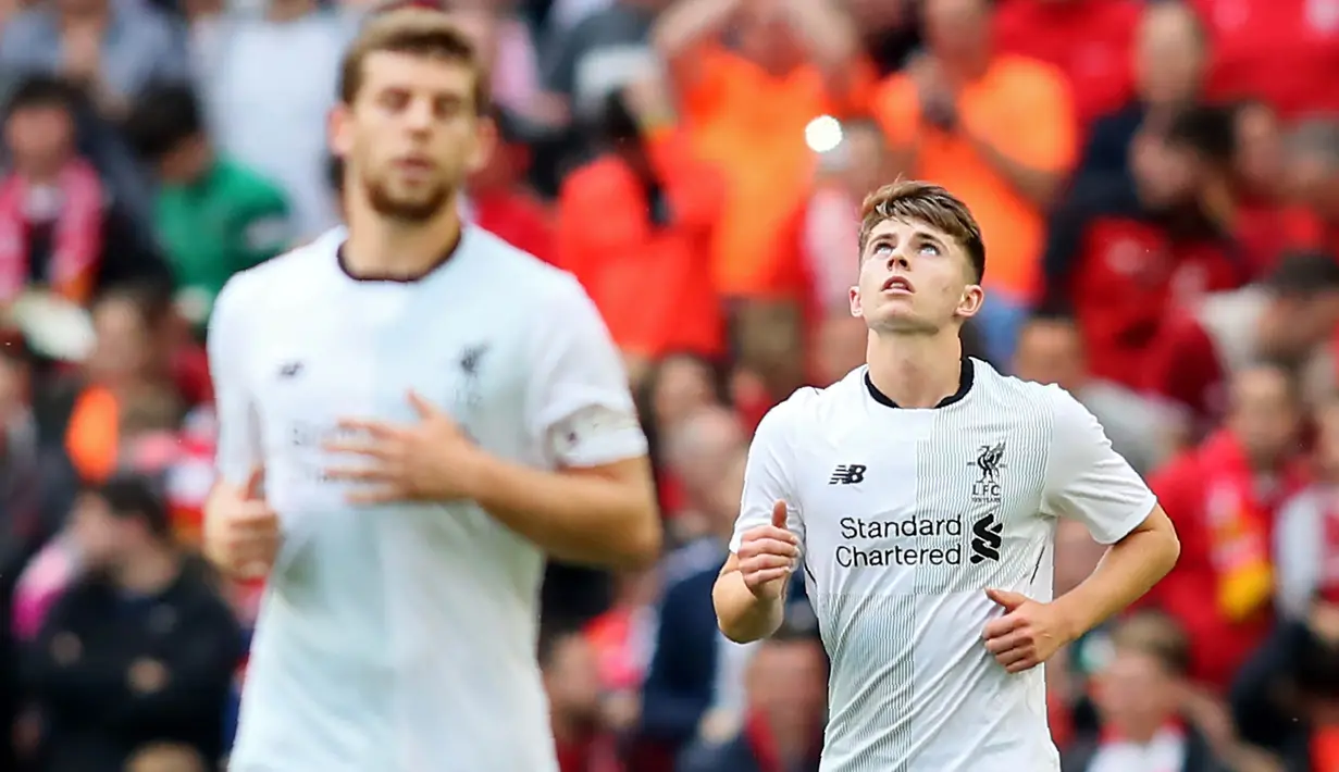 Striker Liverpool, Ben Woodburn, merayakan gol yang dicetaknya ke gawang Athletic Bilbao pada laga persahabatan di Stadion Aviva, Dublin, Sabtu (5/8/2017). Liverpool menang 3-1 atas Athletic Bilbao. (AFP/Paul Faith)