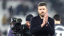 Pelatih Manchester United, Michael Carrick, memberikan uplaus setelah laga melawan West Ham United pada pekan ke-26 Premier League di London Stadium, Rabu (11/2/2026). (Adam Davy/PA via AP)
