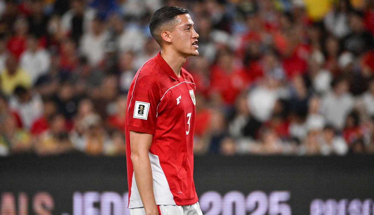 Kapten Timnas Indonesia, Jay Idzes, tampak kecewa setelah ditaklukkan Australia dalam matchday ketujuh Grup C di Sydney Football Stadium, Sydney, pada Kamis (20/3/2025) sore WIB. (AFP/Saeed Khan)